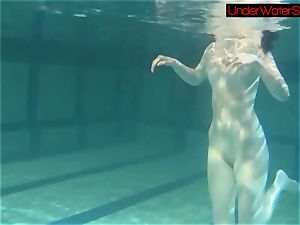 Blackhaired hottie Irina underwater